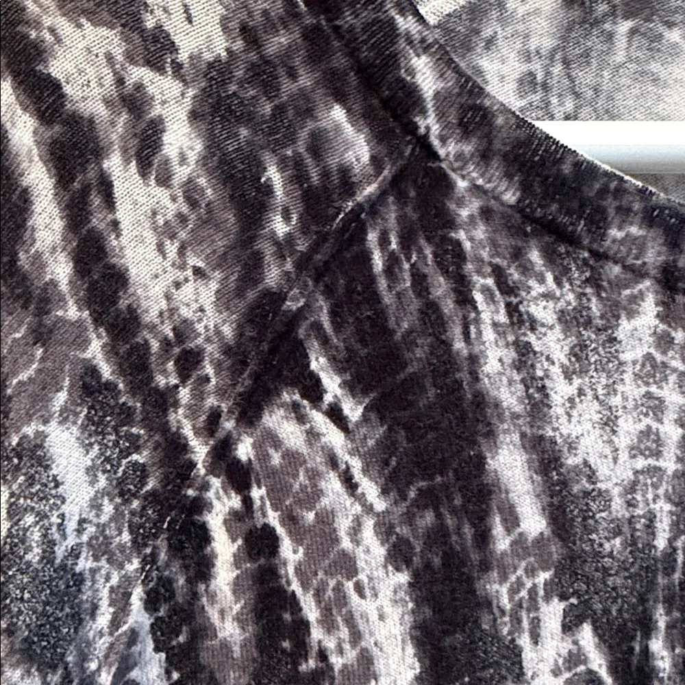 DKNY sz L Black white watercolour inkstroke pattern fine knit sweater side slit - Picture 3 of 9